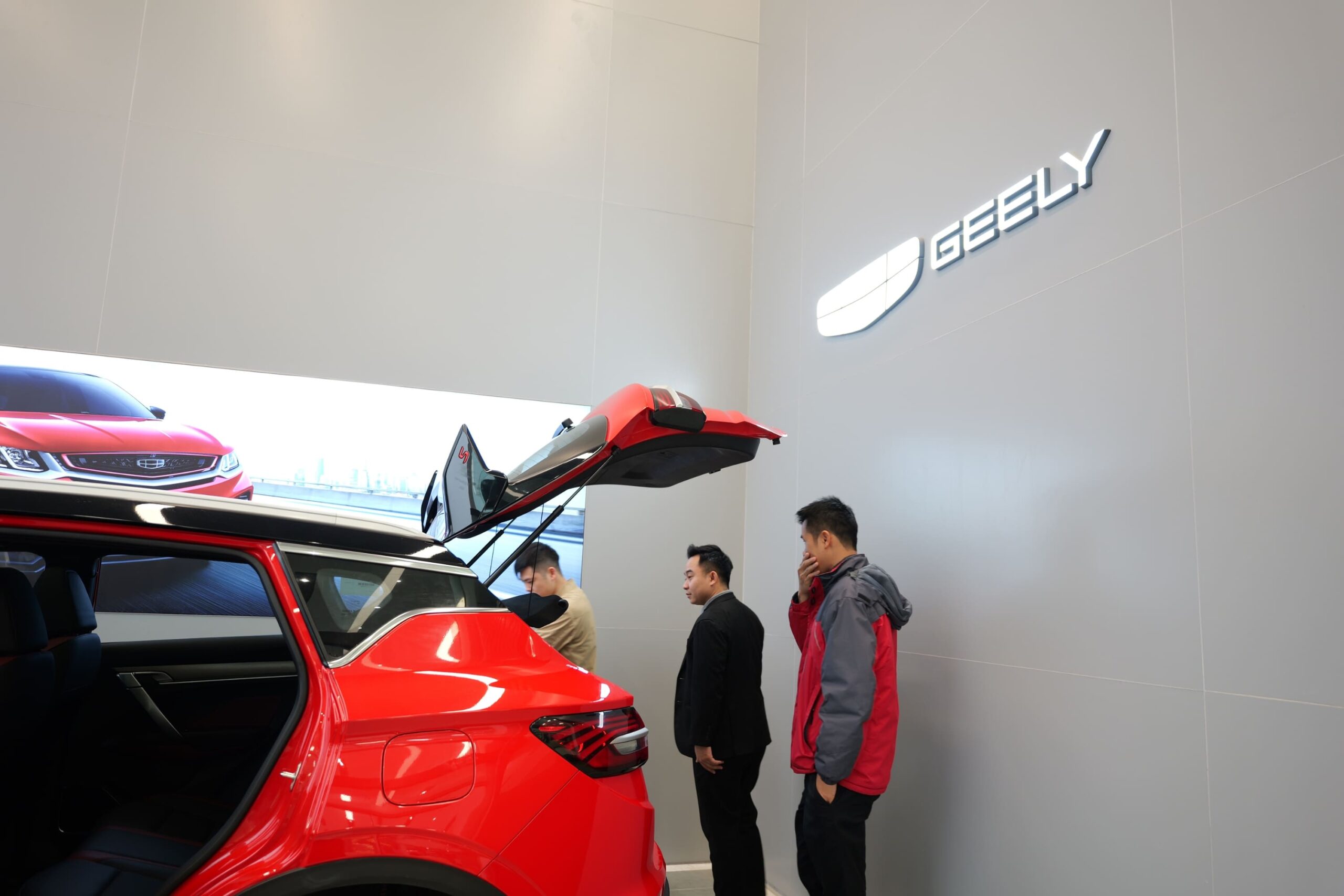 Đội ngũ Geely Trần Hưng Đạo hỗ trợ khách hàng nhiệt tình